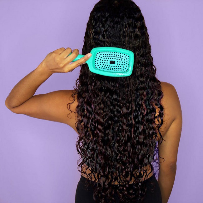 How to brush curly and wavy hair