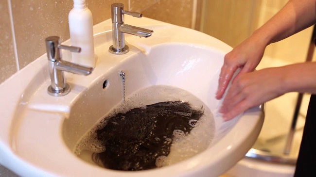 How to take care of hair extensions: Wash hair extensions properly